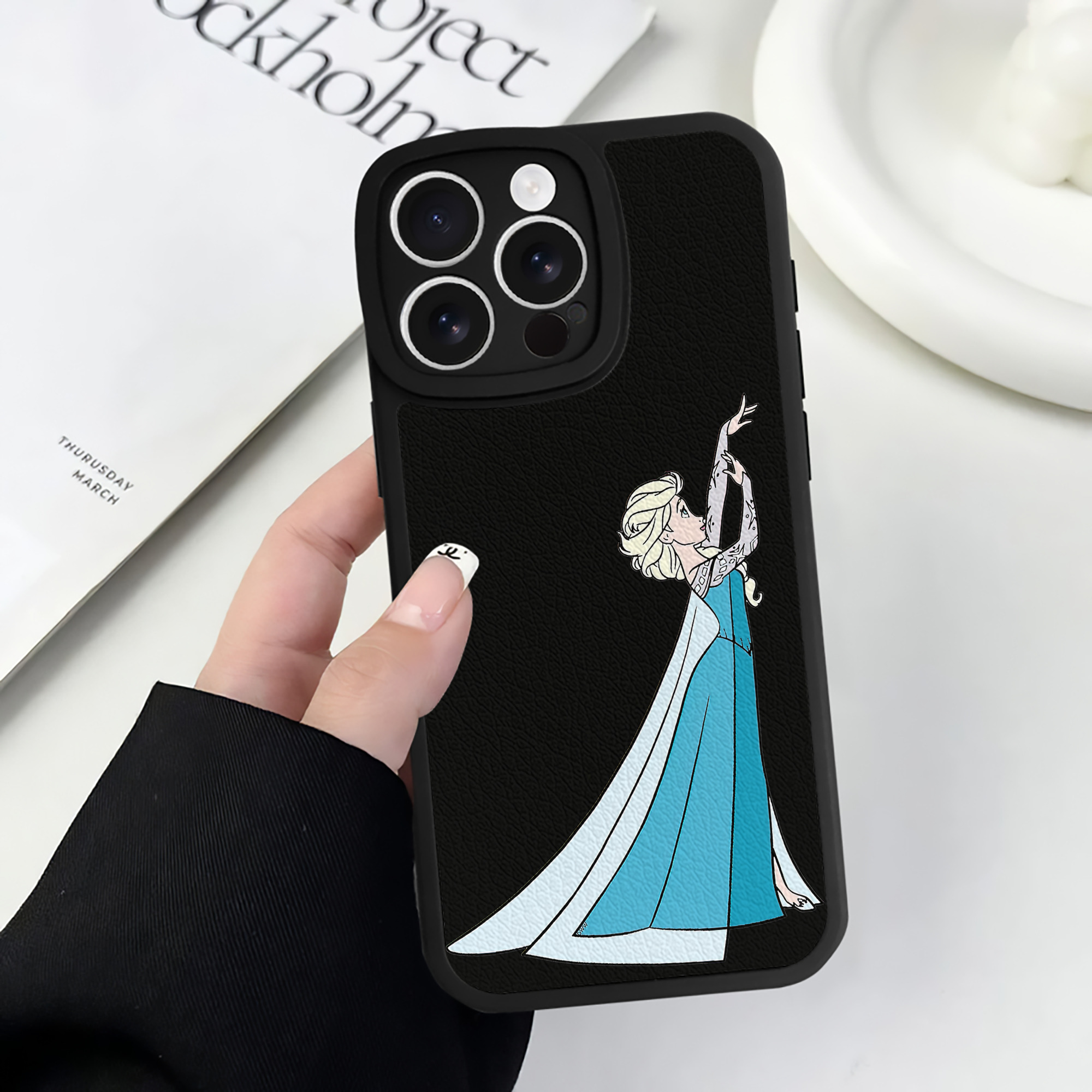 （画像用） アナと雪の女王 アンナ エルサ Frozen Anna Elsa 【iPhone 16シリーズ対応】シリコンスマホケース（レザー調） 材質：シリコン